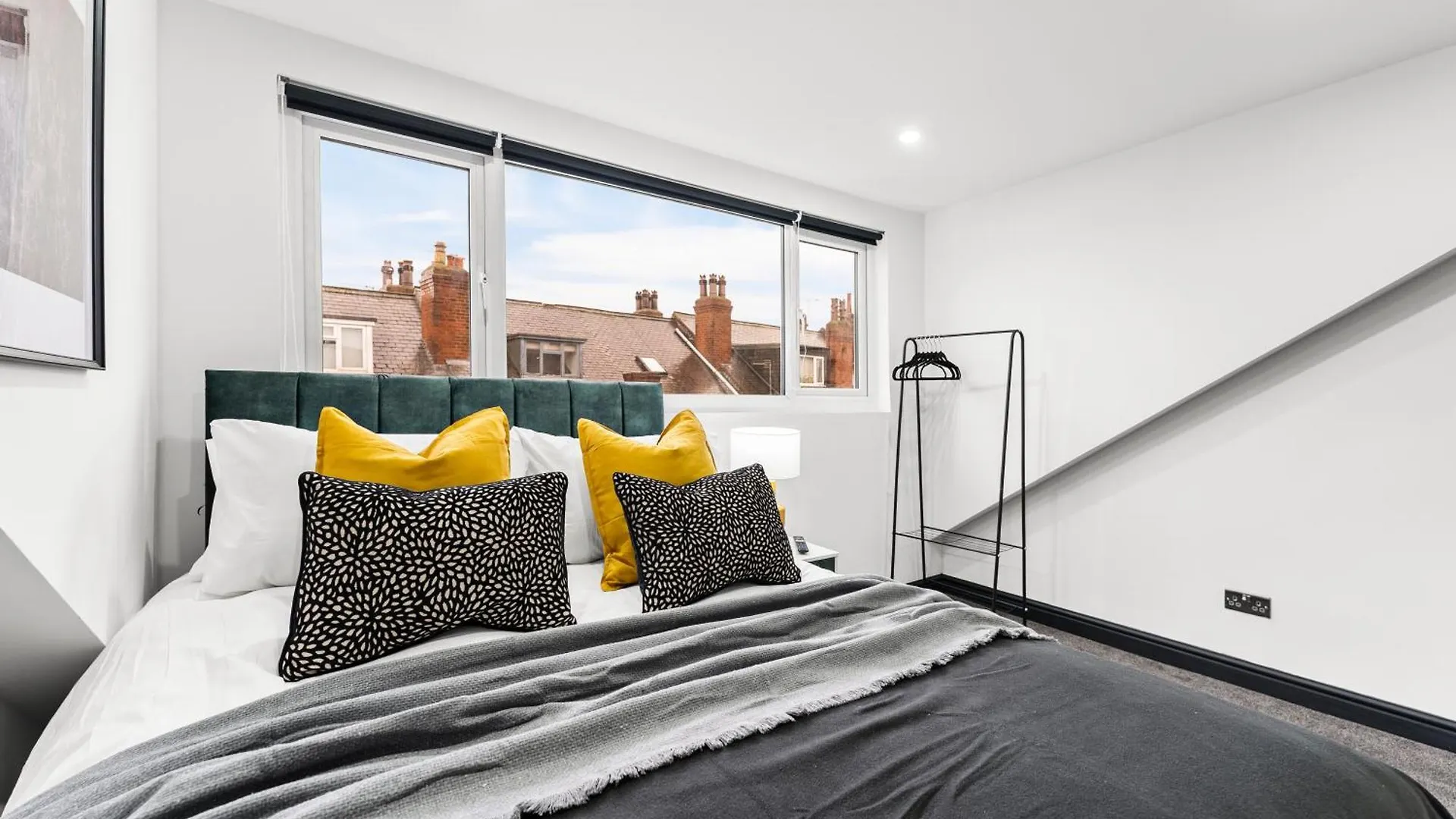 Stylish Designer 4 Bed - Parking - Sleeps 13 Villa Leeds  Holiday home