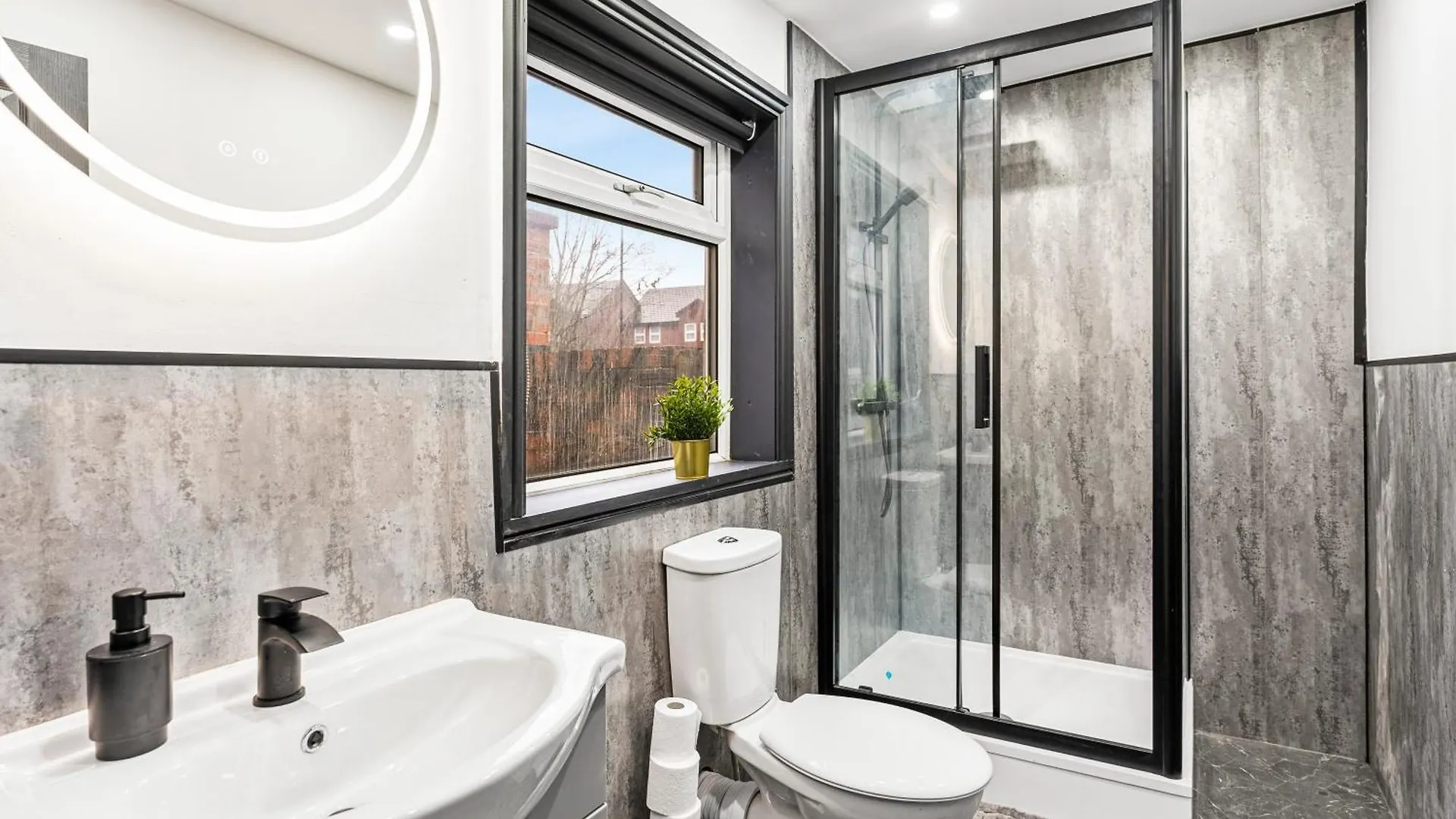 Stylish Designer 4 Bed - Parking - Sleeps 13 Villa Leeds  Holiday home Leeds (West Yorkshire)