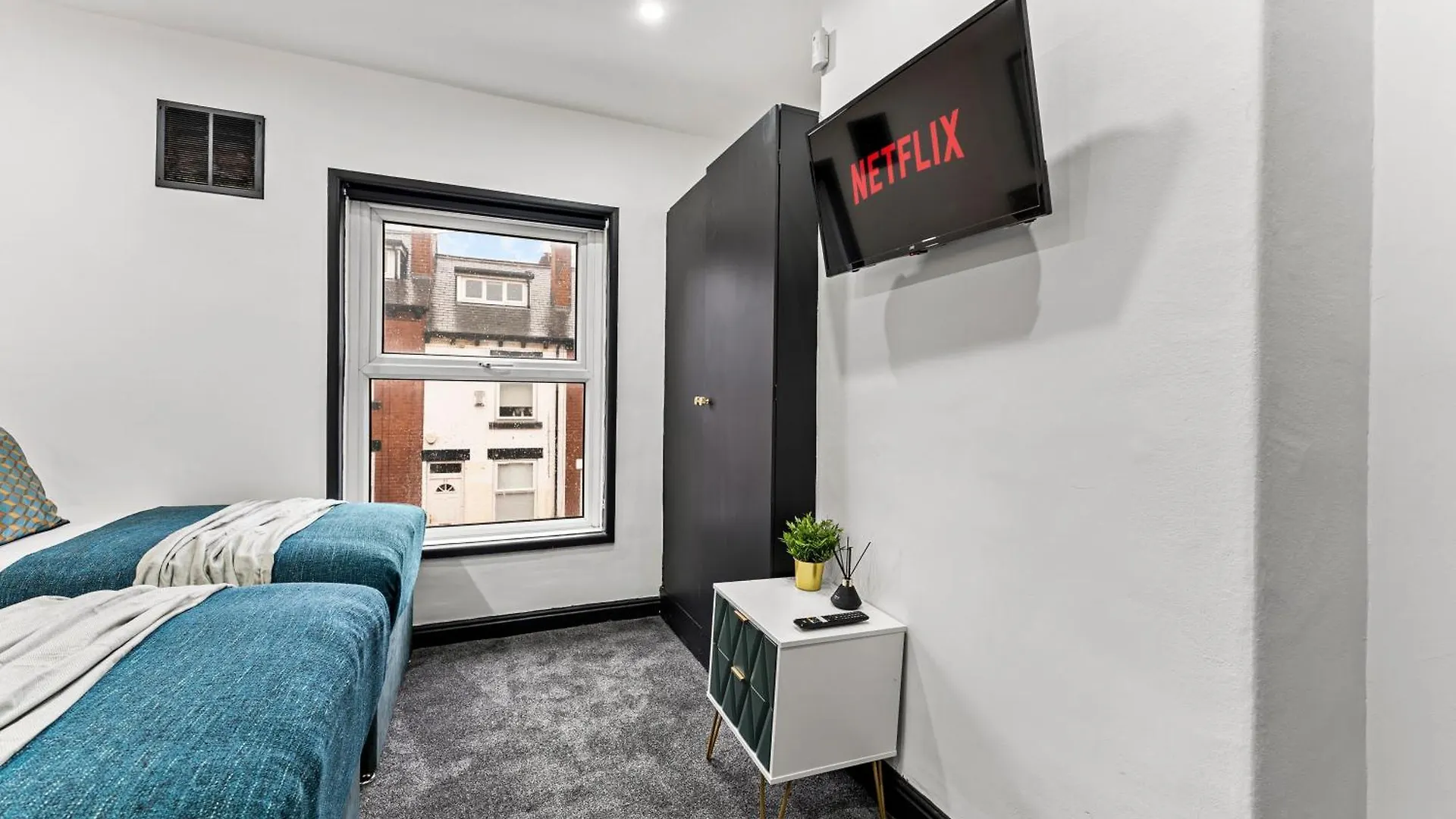 Stylish Designer 4 Bed - Parking - Sleeps 13 Villa Leeds  Holiday home Leeds (West Yorkshire)