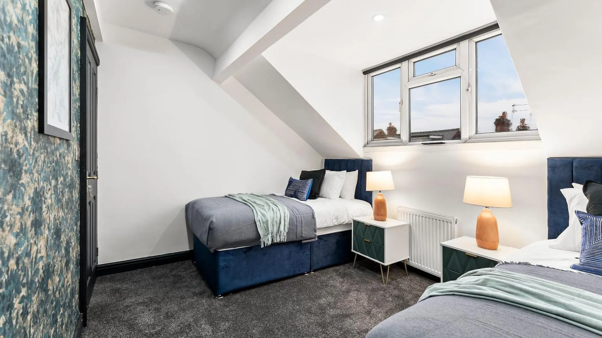 Stylish Designer 4 Bed - Parking - Sleeps 13 Villa Leeds  Leeds (West Yorkshire)