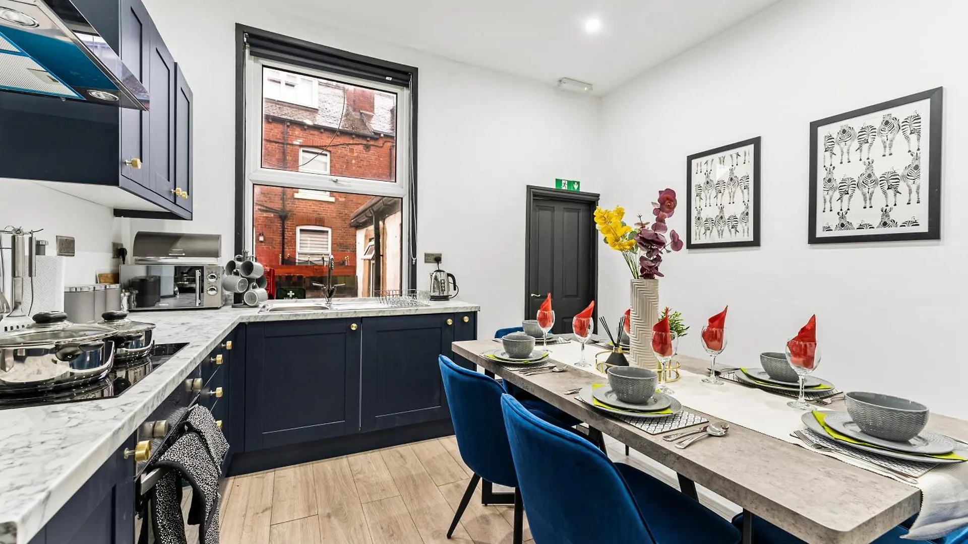 Holiday home Stylish Designer 4 Bed - Parking - Sleeps 13 Villa Leeds