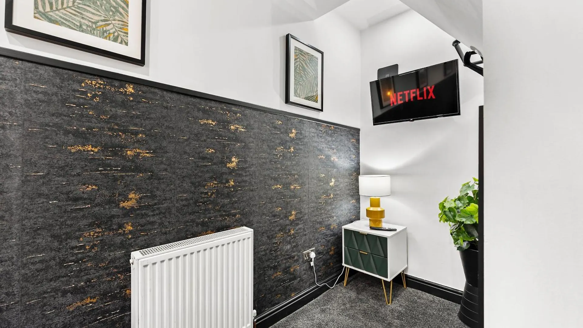 Stylish Designer 4 Bed - Parking - Sleeps 13 Villa Leeds  United Kingdom