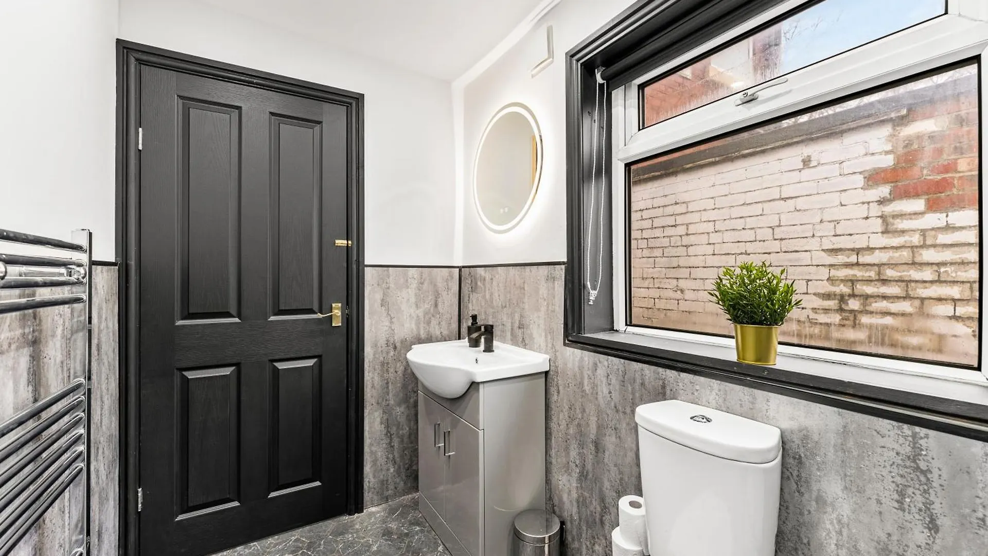 Stylish Designer 4 Bed - Parking - Sleeps 13 Villa Leeds  Leeds (West Yorkshire)