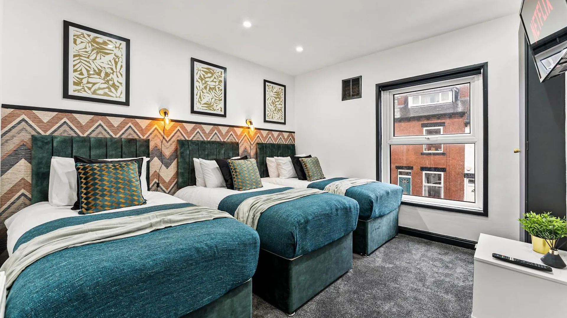 Holiday home Stylish Designer 4 Bed - Parking - Sleeps 13 Villa Leeds
