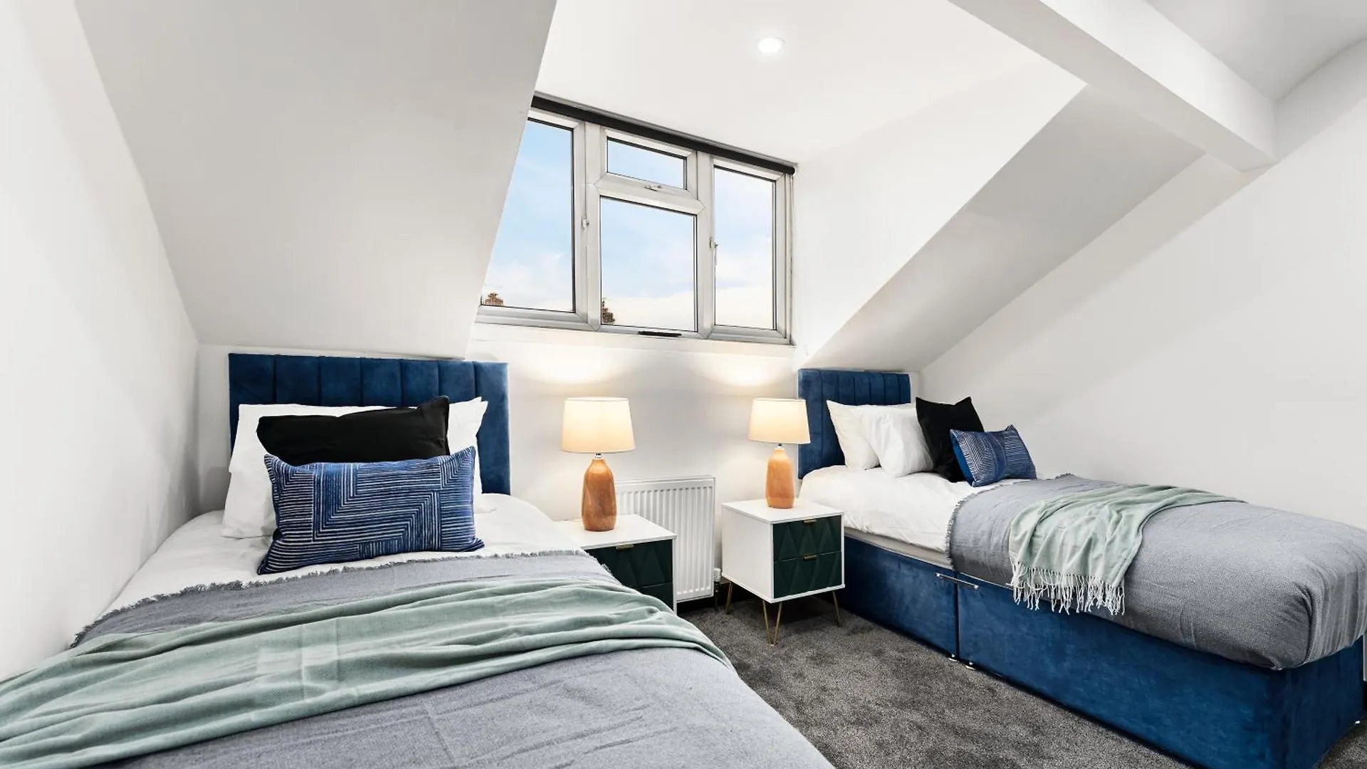 Stylish Designer 4 Bed - Parking - Sleeps 13 Villa Leeds  0*, Leeds (West Yorkshire)