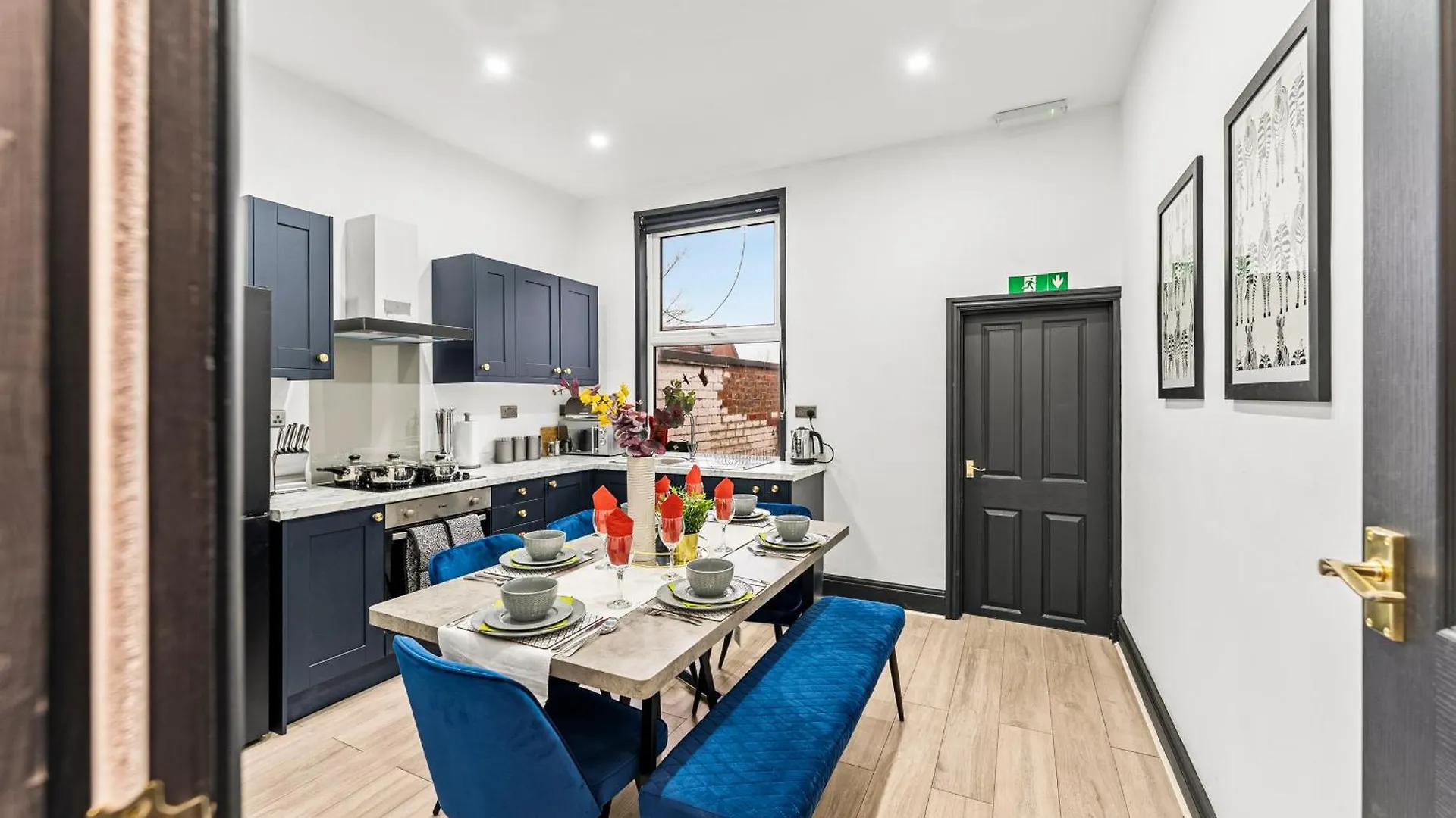 Holiday home Stylish Designer 4 Bed - Parking - Sleeps 13 Villa Leeds  United Kingdom