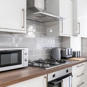 4 Bedroom House, 5 Double Beds And Free Parking. Leeds (West Yorkshire)