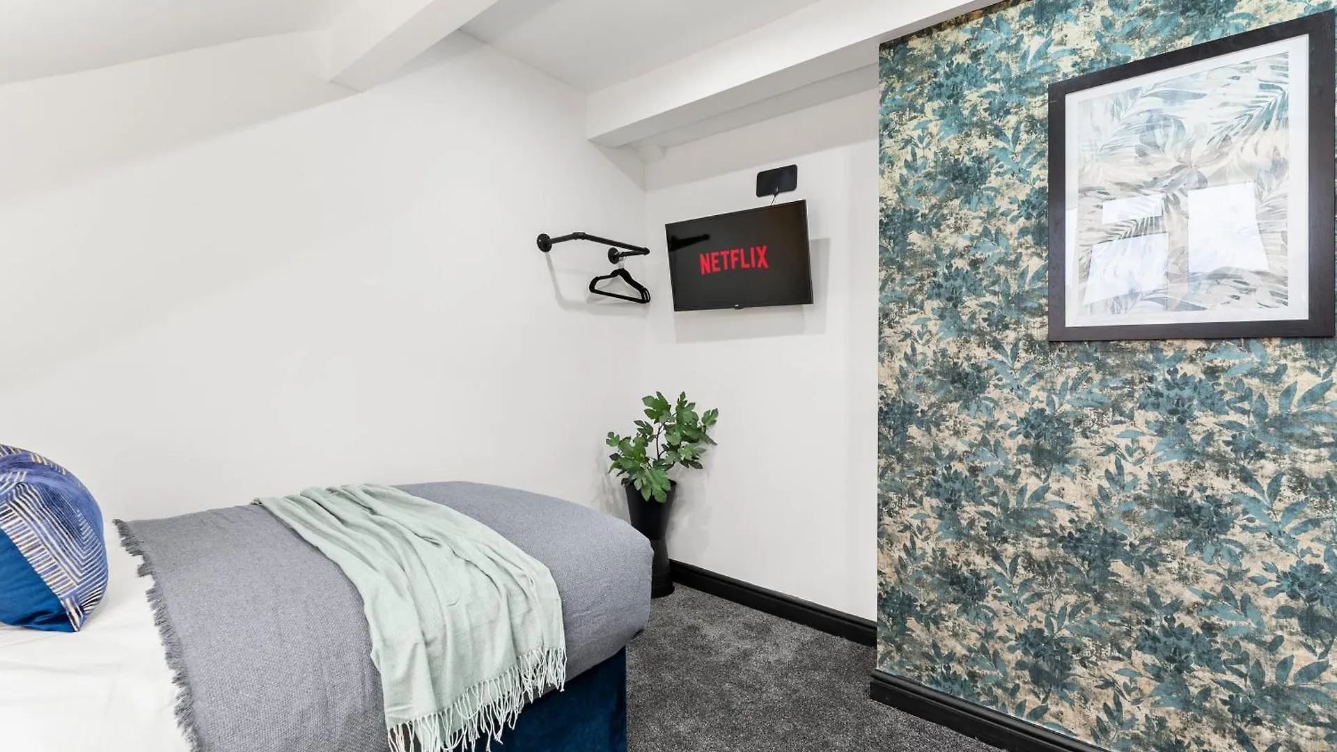 Vila Stylish Designer 4 Bed - Parking - Sleeps 13 Leeds  Leeds (West Yorkshire)