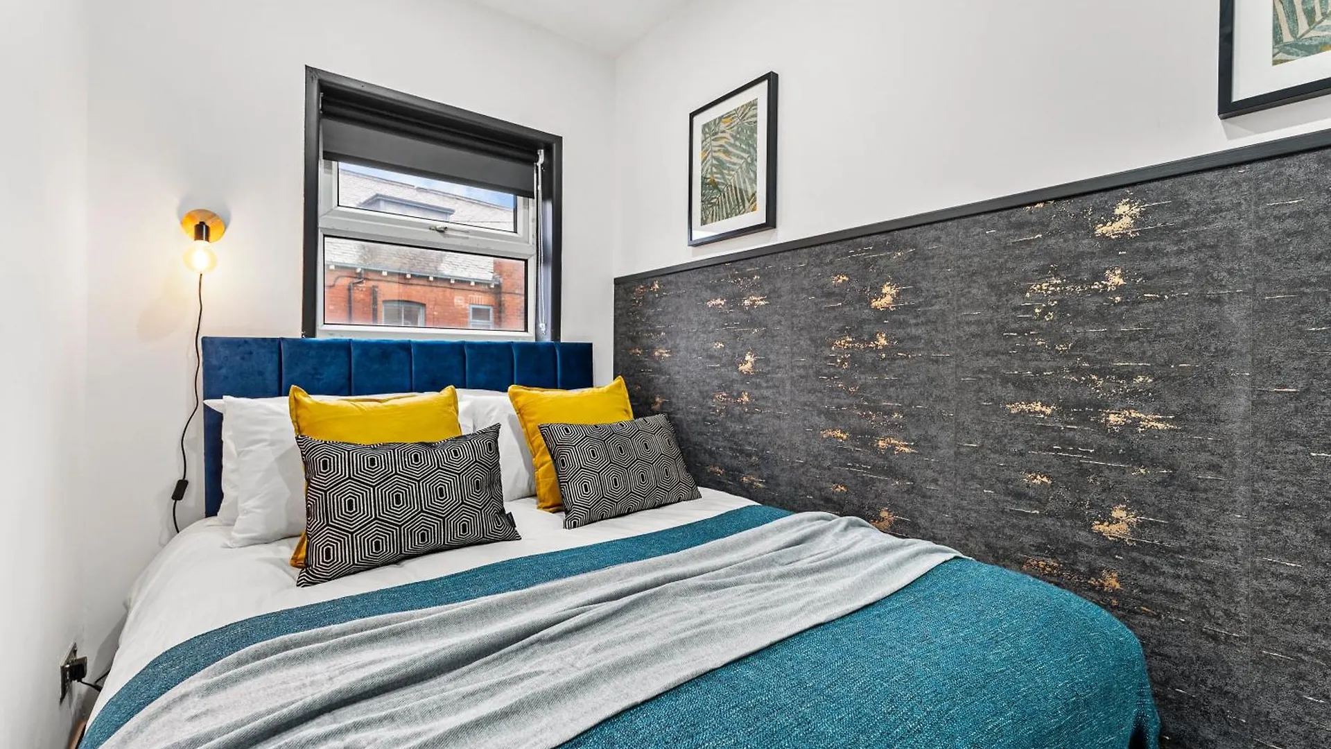 Vila Stylish Designer 4 Bed - Parking - Sleeps 13 Leeds